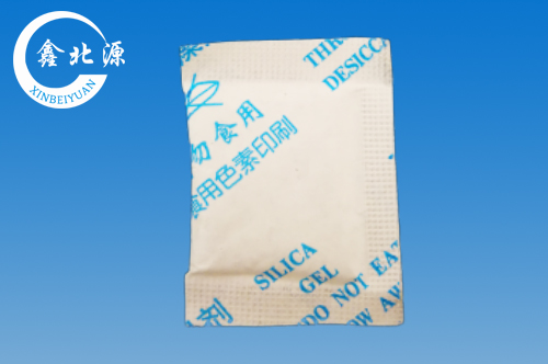 一，產(chǎn)品概述：  硅膠干燥劑是透明狀固體。具有開放的多孔結(jié)構(gòu)，吸附性強(qiáng)，是一種高活性吸附材料，是常用的干燥劑。本質(zhì)是一種非晶態(tài)二氧化硅，化學(xué)組成為mSiO2·nH2O，符合中國化學(xué)標(biāo)準(zhǔn) HG/T2765-2005；膠干燥劑的吸附性能均衡、熱穩(wěn)定性好、化學(xué)性質(zhì)穩(wěn)定、有較高的機(jī)械強(qiáng)度，無毒、無味、無腐蝕。.  硅膠0.5g杜邦  硅膠0.5g杜邦  硅膠0.5g復(fù)合  硅膠0.5g復(fù)合  食品干燥劑0.5g  食品干燥劑0.5g  二，技術(shù)指標(biāo)  背封硅膠干燥劑  三，產(chǎn)品應(yīng)用  硅膠干燥劑最適合的吸濕環(huán)境為室溫（20~32℃）、高溫（60~90℃），它能使環(huán)境的相對濕度降低至40%左右，因此干燥劑應(yīng)用范圍非常廣泛。作為干燥劑被廣泛應(yīng)用到航空部件、計算機(jī)器件、電子產(chǎn)品、皮革制品、醫(yī)藥、食品等行業(yè)的干燥防潮  （下面就是有關(guān)這些行業(yè)的圖片）  四，注意事項  1、運(yùn)輸  產(chǎn)品在運(yùn)輸過程中，應(yīng)防止堆碼不當(dāng)，防止與強(qiáng)酸、強(qiáng)堿物質(zhì)接觸，防止外包裝破損，避免陽光照射和雨雪浸淋，防火，防潮；  2、使用  使用前先檢查包裝容器封口是否良好，塑料包裝產(chǎn)品需檢查包裝袋是否有破損。如帶有指示硅膠產(chǎn)品使用前指示硅膠是否變色。確保以上安全條件下方可安全使用；  開啟包裝容器后應(yīng)盡快使用干燥劑，根據(jù)實際工廠使用量使用，打開未使用完的干燥劑應(yīng)及時密封儲存起來；  使用干燥劑時不應(yīng)將干燥劑袋用力擠壓、揉搓，不應(yīng)將干燥劑袋隨意摔擲，以免干燥劑袋破損而漏包、破包。  如不小心誤食或者進(jìn)入眼睛，應(yīng)及時送醫(yī)就診  3、貯存  產(chǎn)品應(yīng)保存在陰涼干燥且無化學(xué)污染物的庫房內(nèi)，靜置堆放，空氣干燥，密封狀態(tài)下可存儲一年以上。